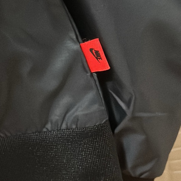 Nike Women’s Jacket Black/Olive Green (L) - Picture 14 of 15